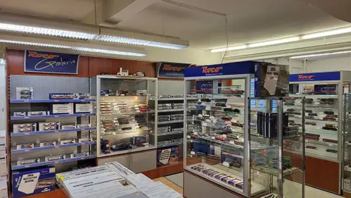 Der ZUBA-TECH Store voller verschiedener Artikel, die ordentlich in Regalen und auf Tischen angeordnet sind.